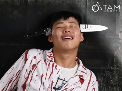 Cài Halloween hình cây dao đâm xuyên đầu số 01